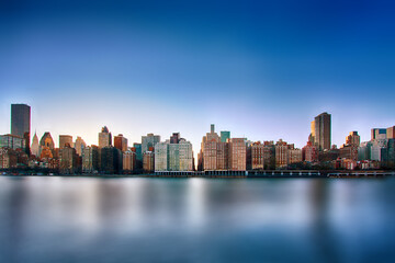 Fototapeta premium Roosevelt Island View: Iconic New York City Skyline
