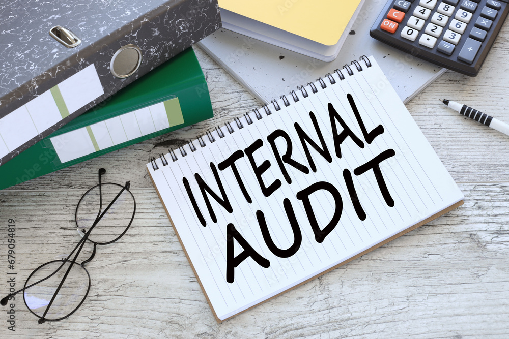 Aufkleber internal audit two office folder gray notepad. text on the page