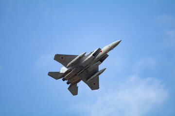 上空を通過する戦闘機