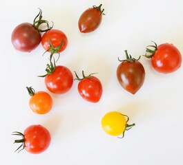 白背景にカラフルなミニトマト、白バックに沢山のプチトマト