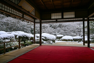 京都市の詩仙堂丈山寺 唐様庭園の雪景色