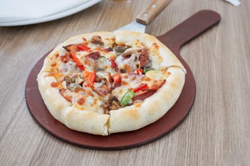 One pan pizza is divided into 4 slices which are smaller than other pizzas