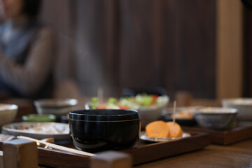和食の朝食を食べる風景 旅館や旅行のイメージに