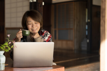 Housewives teleworking or working remotely in an old house in rural Japan or Asian (Japanese) women using computers Shopping, etc. 