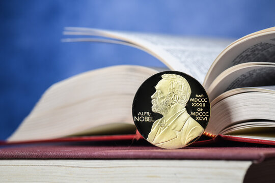 Prix Nobel medaille laureat gagnant livre chercheur recherche sciences economie 
