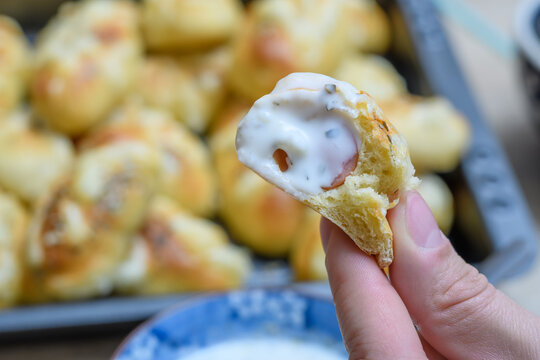Par&oacute;wki w cieście polane sosem czosnkowym izolowane z bliska
