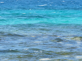 鮮やかなで綺麗なコバルトブルーの海