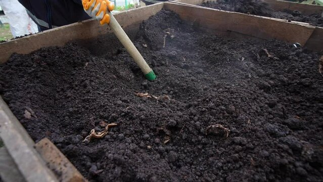 sacking natural compost for storage, fg01