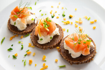 Deliziose canapès condite con crema di formaggio e salmone affumicato, antipasti europei 