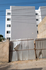 Un immeuble en construction dans la ville de Dakar au Sénégal en Afrique de l'Ouest