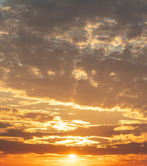 Obraz premium Golden sunset on the sky with clouds