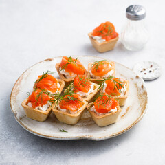 Smoked salmon tartlets with fresh dill