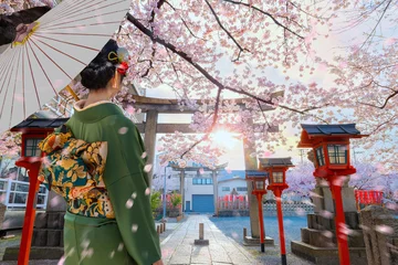 Gordijnen Kyoto, Japan - March 31 2023: Rokusonno shrine built in 963, enshrines MInamota no Tsunemoto the 6th grandson of Emperor Seiwa. It's one of the best cherryblossom viewing spots in Kyoto © coward_lion