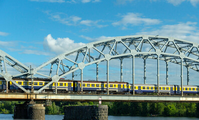 Eisenbahnbrücke über den Fluss Daugava in Riga