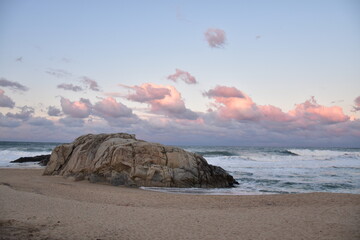 한국 강원도 사근진해변 해질 무렵 거센 바람에 파도가 밀려오는  © 광희 조