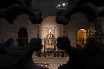Vista desde el coro del interior de la iglesia gótica de Ujué, Navarra, España.