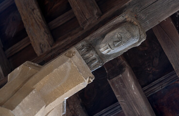 Vista de una antigua viga de madera tallada en el techo del corredor de la iglesia gótica del...