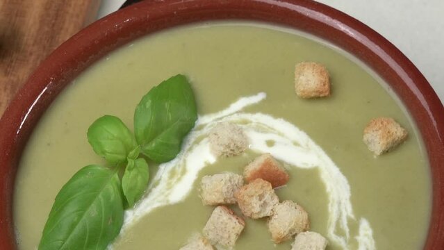 Ravvicinato di ciotola con zuppa e tagliere con broccolo e crostini