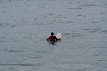 Fototapeta na wymiar Pratique du surf en Bretagne