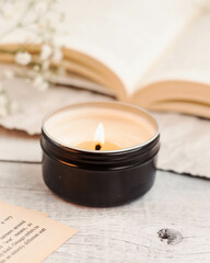 VELA EM CENARIO DELICADO FLORES E LIVRO