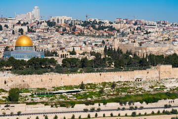 Jerusalem mit der goldenen Kuppel des Felsendoms und dem zugemauerten Westtor ("Goldenes Tor", "Tor des Erbarmens")