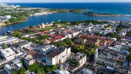 Fototapeta na wymiar Rio Ozama, Zona Colonial, Santo Domingo, República Dominicana.