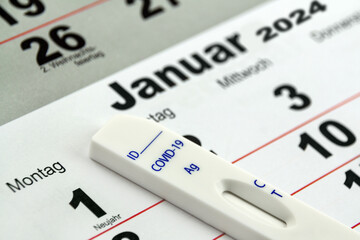Corona Pandemie und Deutscher Kalender Januar 2024 mit Covid-19  Antigen Test