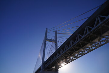 横浜、クルージング、横浜港、船上、橋、骨組み、鉄骨、甲板、椅子、風景、ベイブリッジ、橋、日本、神奈川、海、空、青、雲、屋外、冬、観光、サイトシーイング、旅、ツアー、景色、湾、ビル、建物、船、日本、船、客船、観光船、
