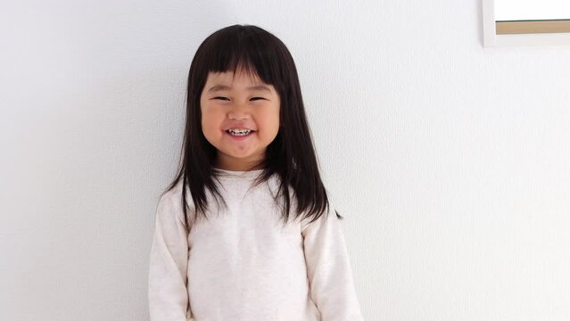 驚いて笑う女の子（3歳、日本人）