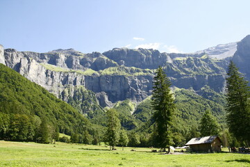 Vue panoramique sur le cirque du Fer-à-Cheval dans le département de la Haute-Savoie en France