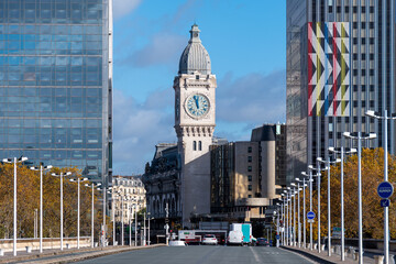 Vue distante de la Tour de  l'Horloge de la gare de Lyon, construite à l'occasion de de l'exposition universelle de 1900 dans le 12ème arrondissement de Paris, France - obrazy, fototapety, plakaty