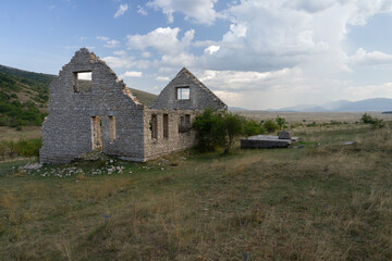 Fototapeta na wymiar abandoned stone house in nature