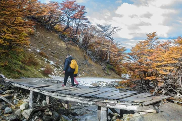 Zelfklevend Fotobehang Couple crossing bridge, martial glacier, ushuaia, argentina © danflcreativo