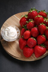 photo showcases fresh, ripe strawberries and luscious cream in a delectable dessert. This nutritious and enjoyable treat highlights the vibrant colors of these juicy berries.