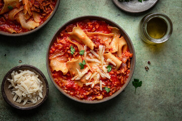 soupe de tomate et pâtes fait maison à la sauce viande hachée, lasagna soup	
