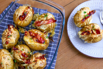 Ziemniaki pieczone z boczkiem i mozzarellą