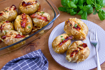 Ziemniaki pieczone z boczkiem i mozzarellą