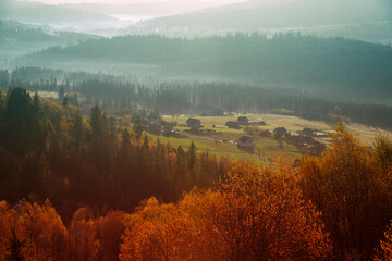 Krajobraz jesienny w Beskidach. Mgliste góry o świcie. Relaks, wypoczynek i pastelowy wschód...