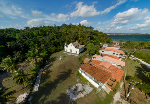Imagem aérea da praia das Neves e da igreja de Nossa Senhora das Neves em Ilha de Maré, localizada no município de Salvador, no estado da Bahia, Brasil
