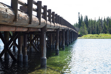 Ponte di legno su un fiume