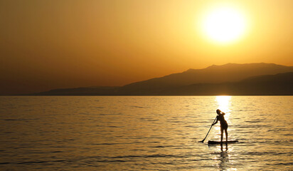 mujer haciendo paddle surf o surf de remo al atardecer en cabo de gata almería 4M0A0835-as23