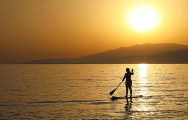 mujer haciendo paddle surf o surf de remo al atardecer en cabo de gata almería 4M0A0839-as23