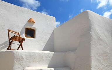 casa de pueblo blanco con silla en la calle cielo azul  almería cabo de gata nijar paisaje mediterraneo 4M0A5601-as23