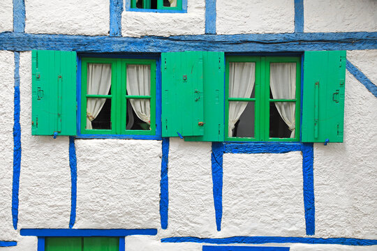 fuenterrabia,hondarribia ventanas verdes y azules de una casa t&iacute;pica pa&iacute;s vasco 4M0A3025-05