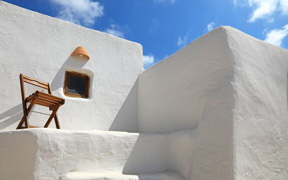 casa de pueblo blanco con silla en la calle cielo azul  almer&iacute;a cabo de gata nijar paisaje mediterraneo 4M0A5601-as23