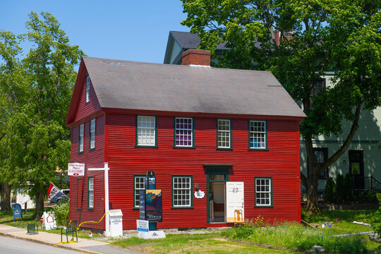 Hall-Haskell House Gallery at 36 S Main Street in historic town center of Ipswich, Massachusetts MA, USA. 