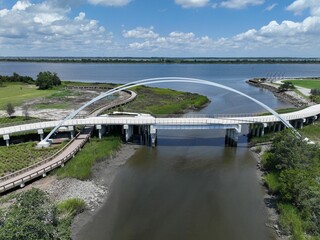 Naklejka premium Scenic view of a bridge arching over a body of water, North Charleston Park