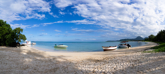 Ile aux Cerfs Mauritius Strand mit kleinen Booten