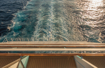 Sillage d'un navire de croisière en navigation au coucher du soleil.	