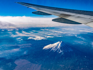 Obraz premium 空から見た富士山と雲